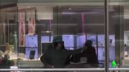 Los cuatro atracadores que robaron a punta de pistola una joyería Los cuatro atracadores que robaron a punta de pistola una joyería
