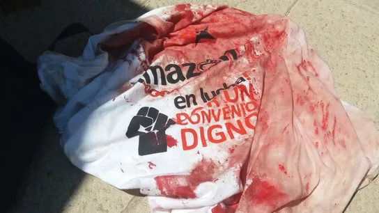 Camiseta con sangre tras las cargas policiales por la huelga de Amazon Camiseta con sangre tras las cargas policiales