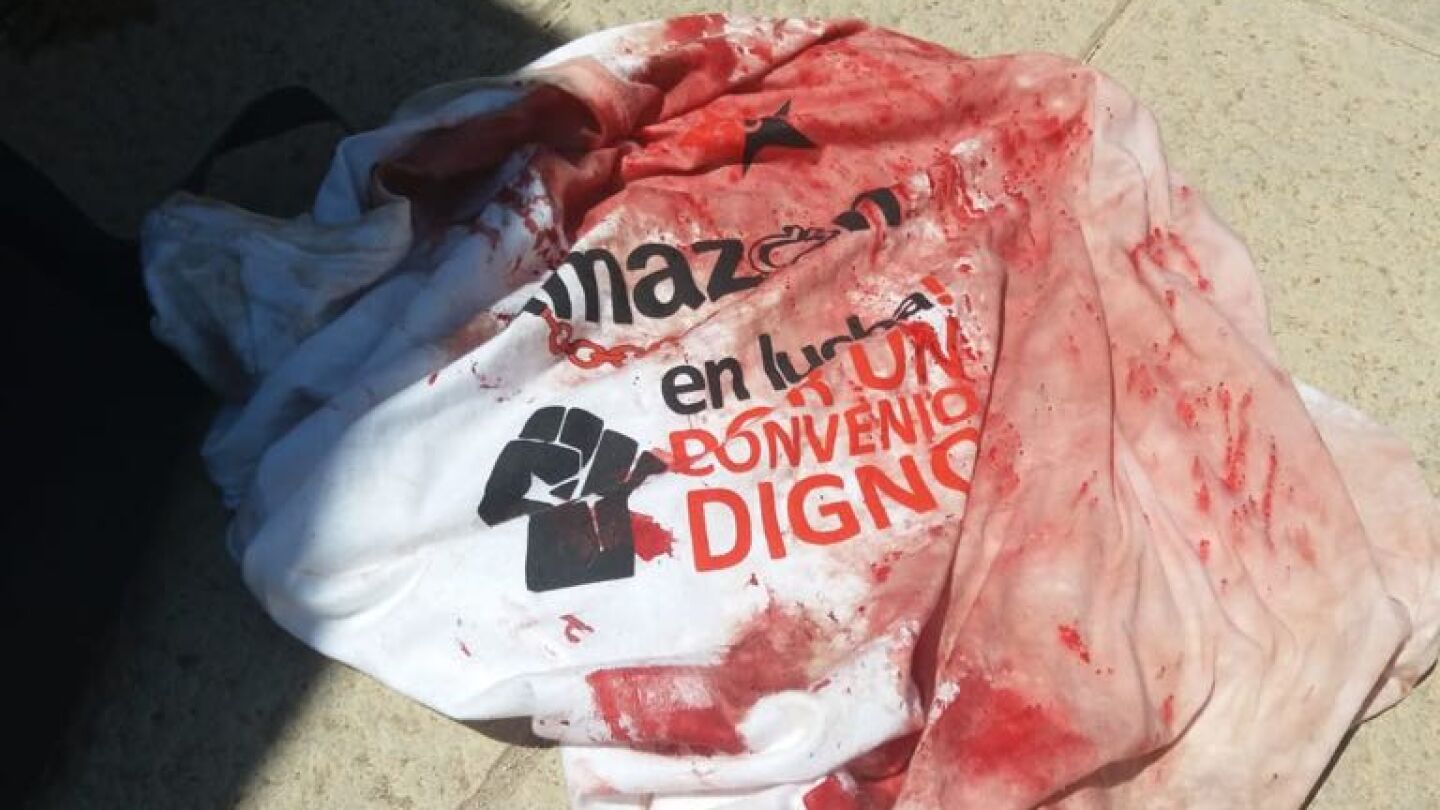 Camiseta con sangre tras las cargas policiales