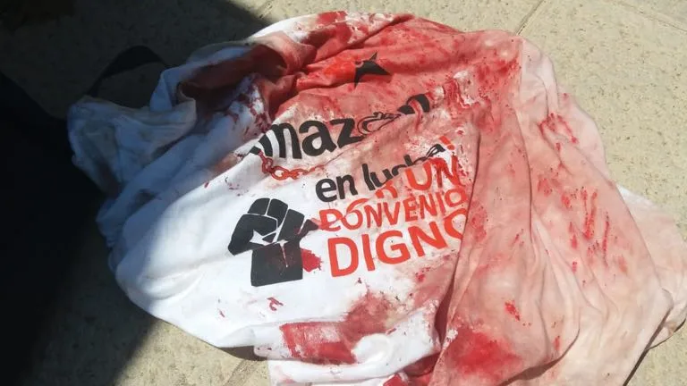 Camiseta con sangre tras las cargas policiales