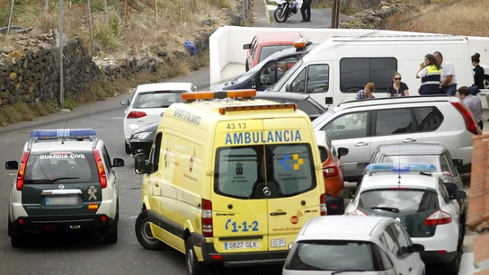 La Guardia Civil en las inmediaciones de la casa donde apareció la familia muerta La Guardia Civil en las inmediaciones de la casa donde apareció la familia muerta