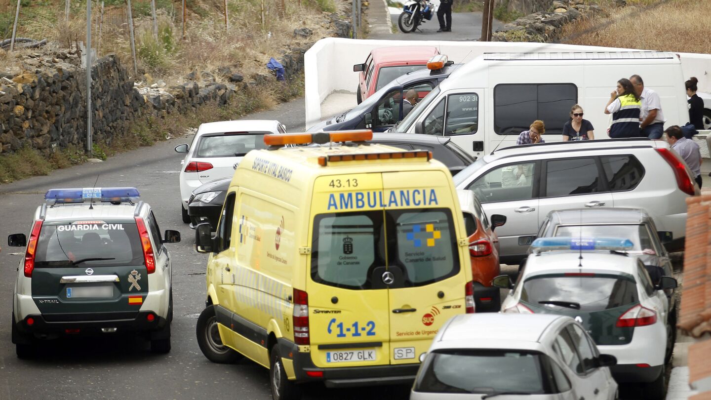 La Guardia Civil en las inmediaciones de la casa donde apareci&oacute; la familia muerta