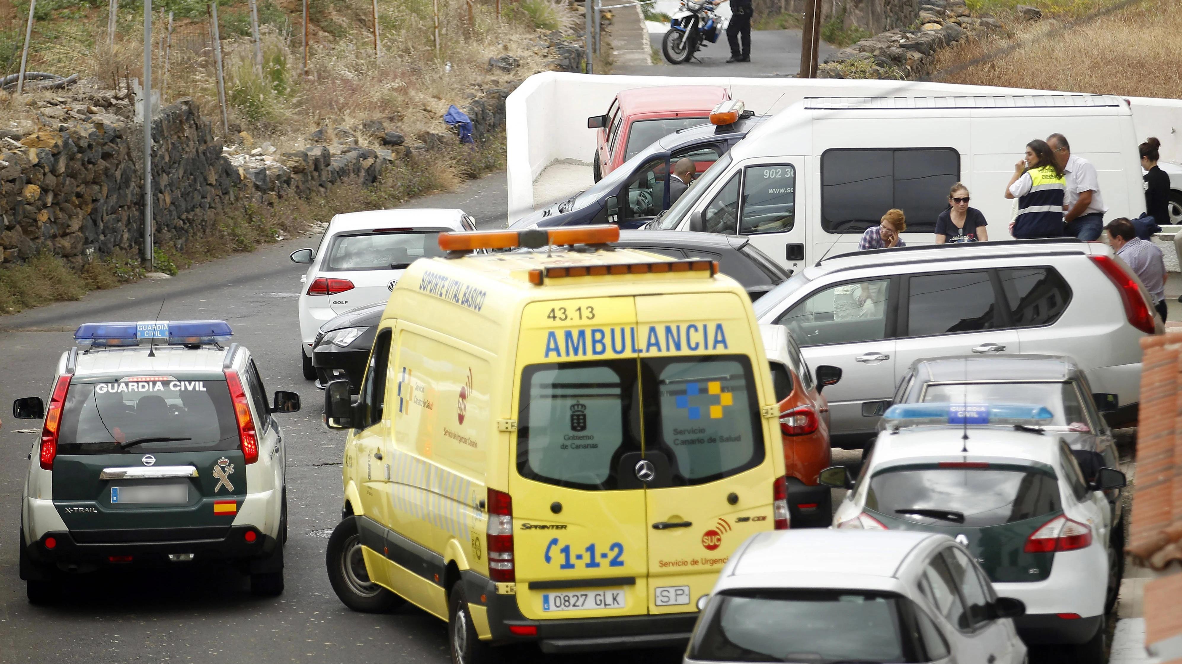 La Guardia Civil en las inmediaciones de la casa donde apareció la familia muerta