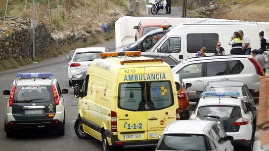 Agentes de la Policía Judicial de la Guardia Civil investigan el suceso Agentes de la Policía Judicial de la Guardia Civil investigan el suceso