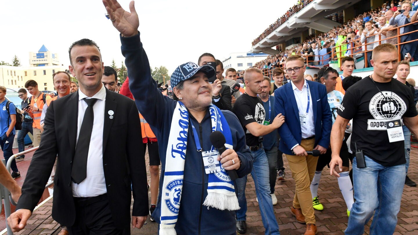 Maradona es recibido en Brest