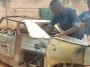 El ingenio de un joven nigeriano conquista las redes: Crea un coche de tres ruedas con 'desechos de la basura'