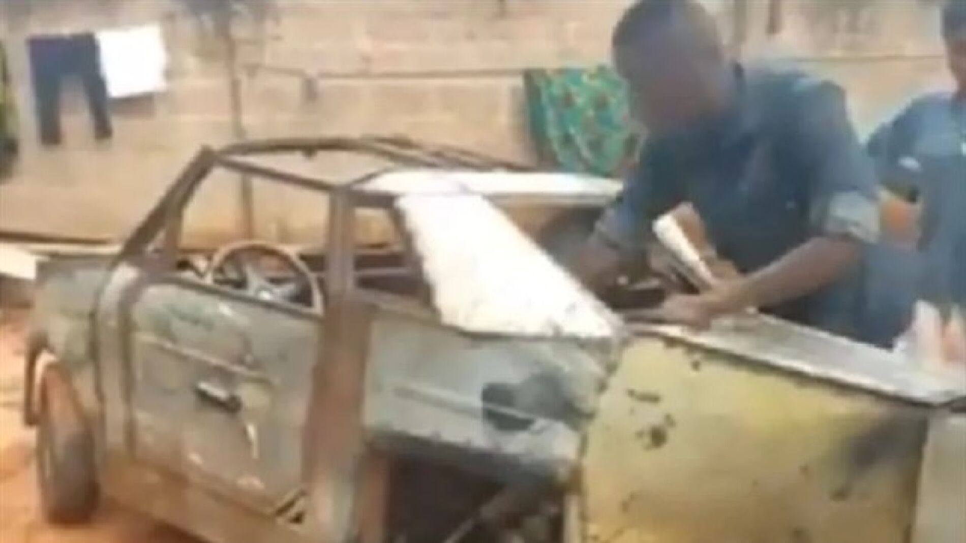 El ingenio de un joven nigeriano conquista las redes: Crea un coche de tres ruedas con 'desechos de la basura'