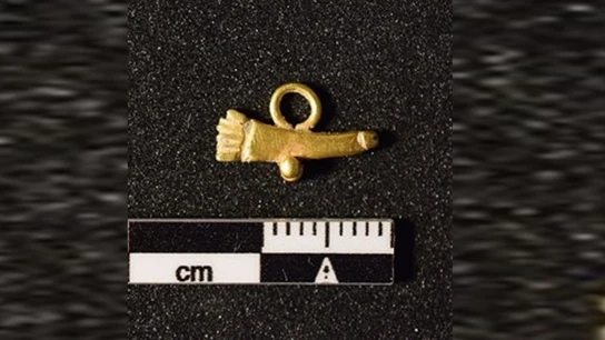 Amuleto de oro con forma de pene encontrado en el yacimiento de Uncastillo Amuleto de oro con forma de pene encontrado en el yacimiento de Uncastillo