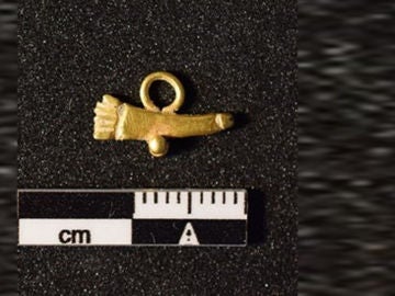 Amuleto de oro con forma de pene encontrado en el yacimiento de Uncastillo Amuleto de oro con forma de pene encontrado en el yacimiento de Uncastillo
