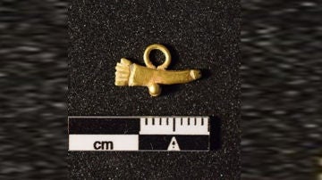 Amuleto de oro con forma de pene encontrado en el yacimiento de Uncastillo