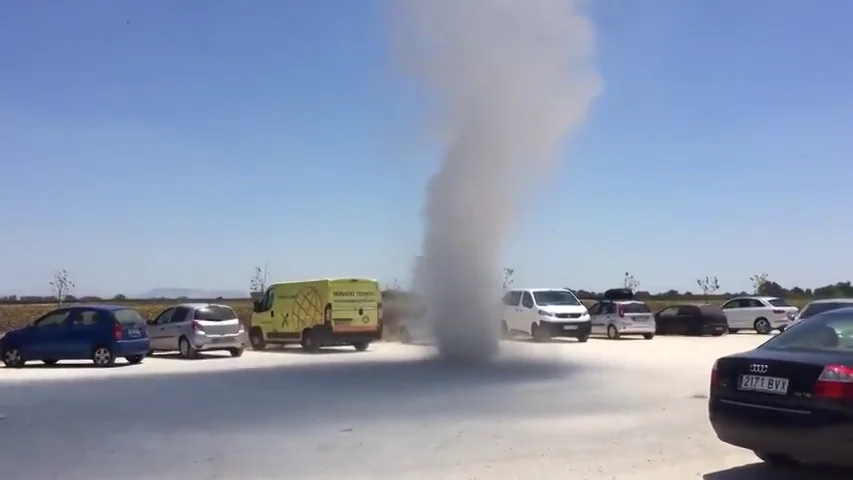 Una tolvanera, bruja o diablo de polvo en Sevilla: el remolino de viento que no debemos confundir con un tornado