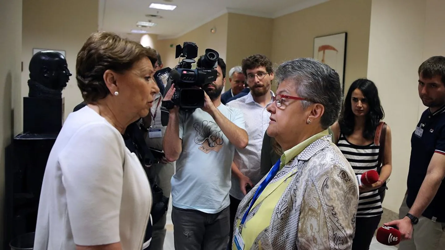 La exministra de Fomento Magdalena Álvarez y Pilar Vera, presidenta de la Asociación de Víctimas de Spanair La exministra de Fomento Magdalena Álvarez y Pilar Vera, presidenta de la Asociación de Víctimas de Spanair