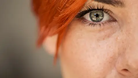 Mujer con pecas Mujer con pecas