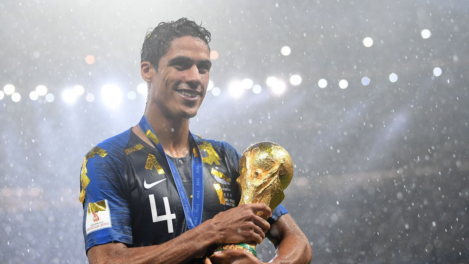 Varane posa sonriente con la Copa del Mundo