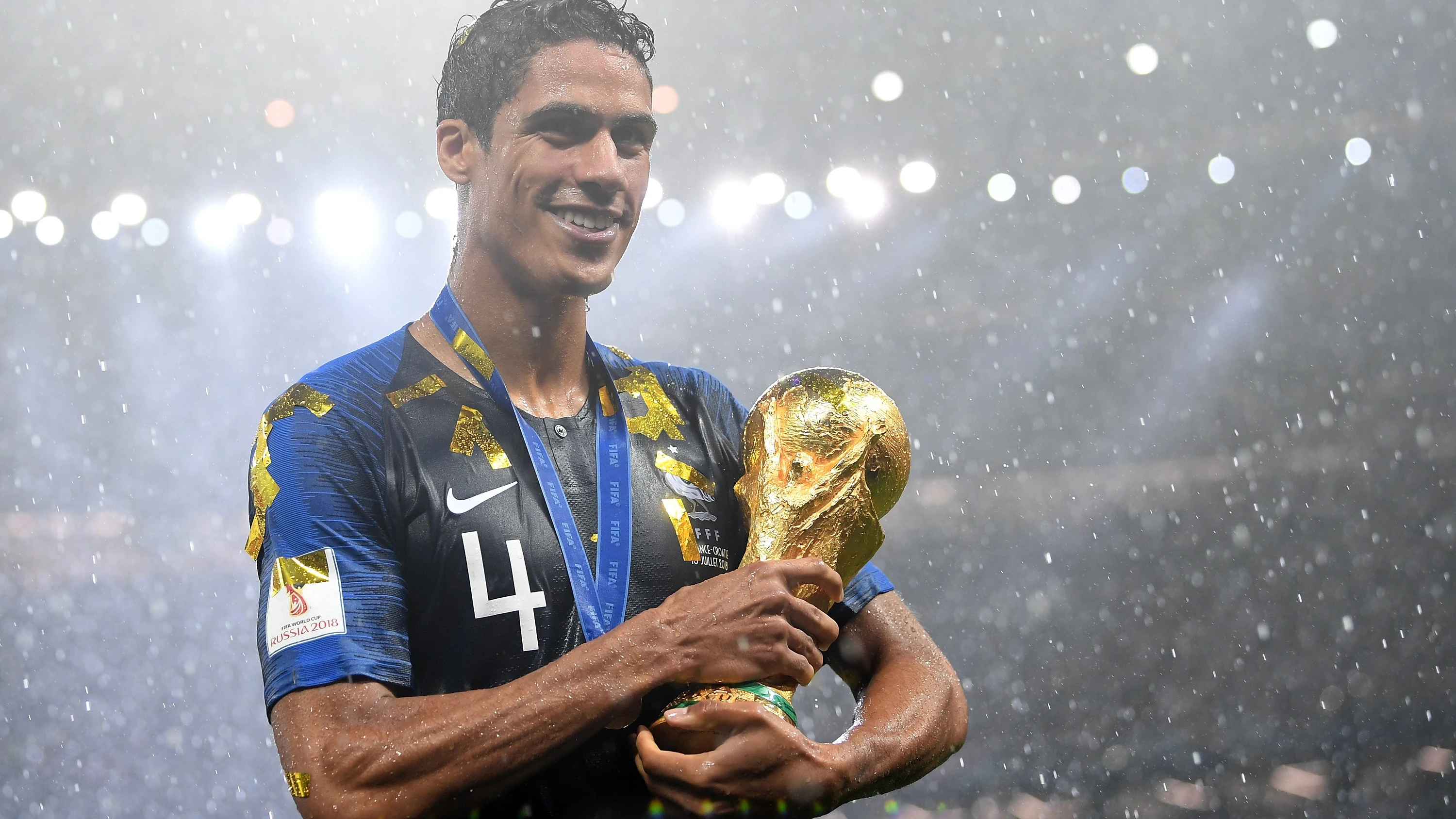 Varane posa sonriente con la Copa del Mundo