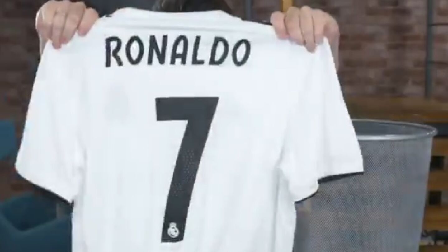 Convierte su camiseta del Madrid en la de la Juve