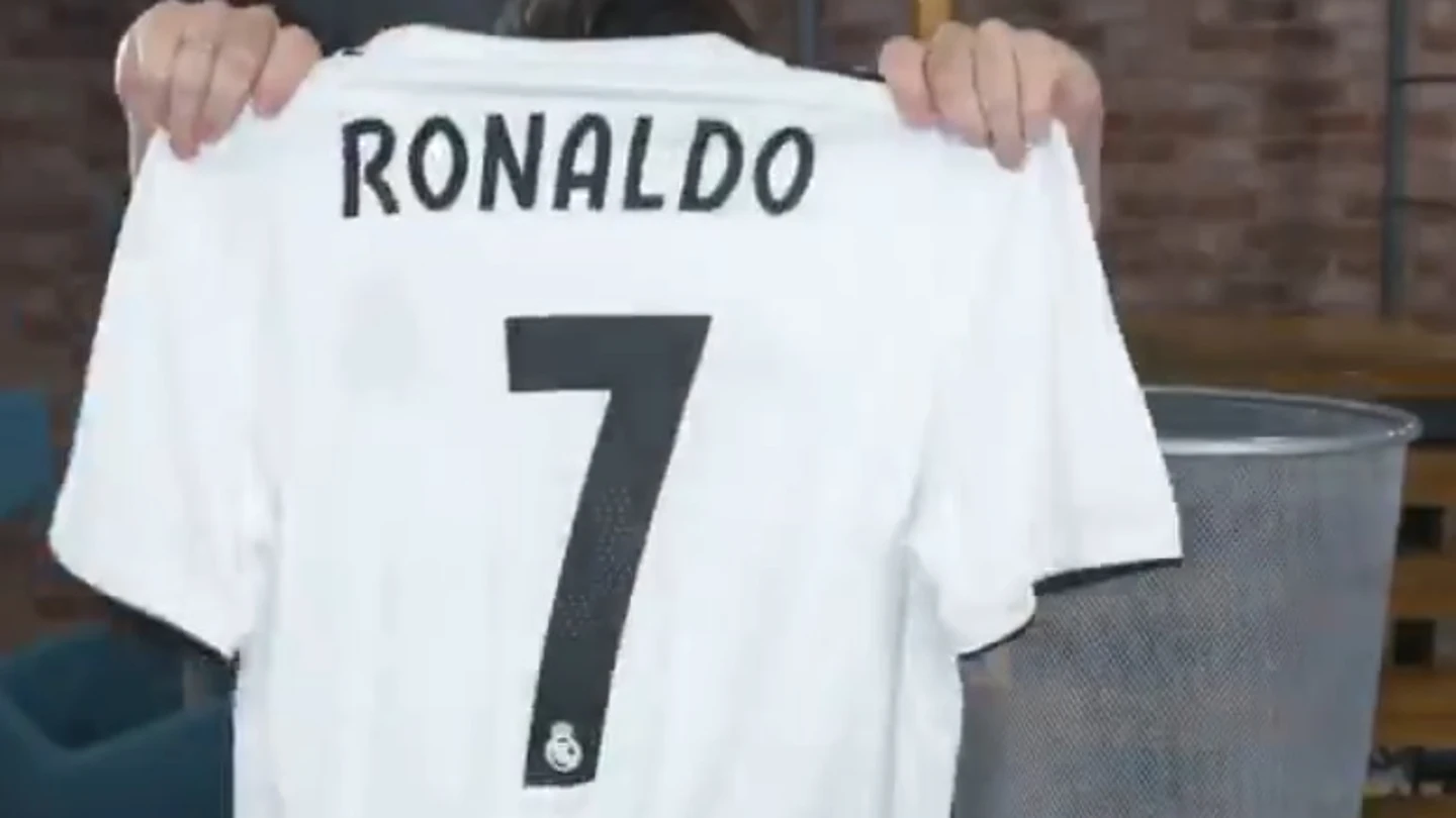 Convierte su camiseta del Madrid en la de la Juve Convierte su camiseta del Madrid en la de la Juve