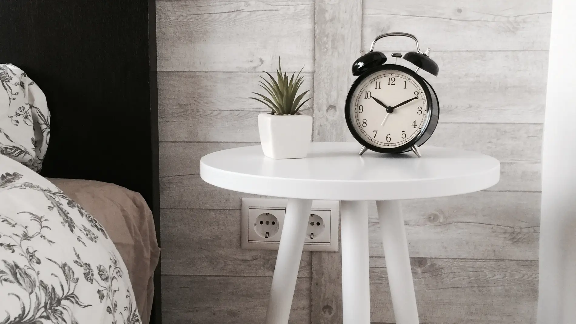 mesa con un reloj