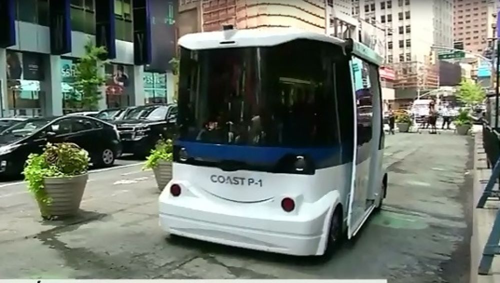 El primer autobús sin conductor recorre Times Square en Nueva York