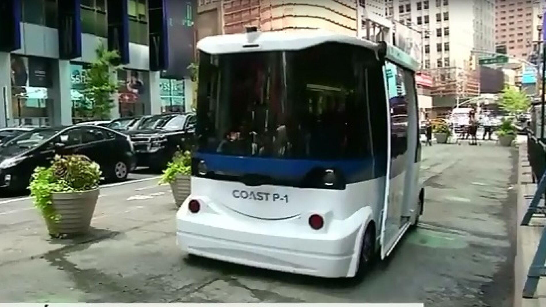 El primer autob&uacute;s sin conductor recorre Times Square en Nueva York