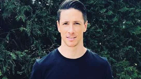 Torres posa con el dibujo de Yoichi Takahashi Torres posa con el dibujo de Yoichi Takahashi