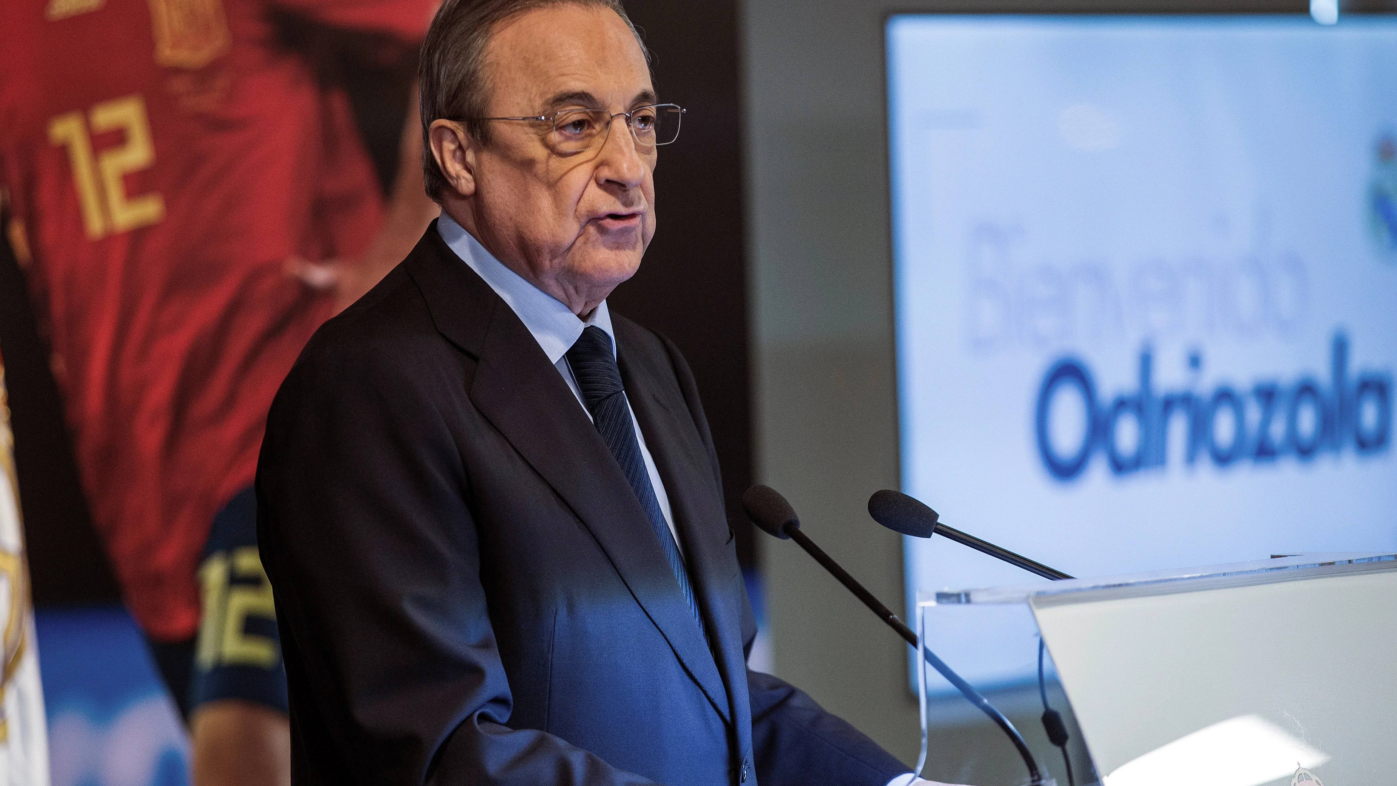 Florentino Pérez habla en el acto en el Bernabéu