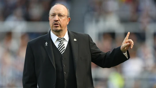 Rafa Benítez da instrucciones a sus jugadores desde la banda Rafa Benítez da instrucciones a sus jugadores desde la banda