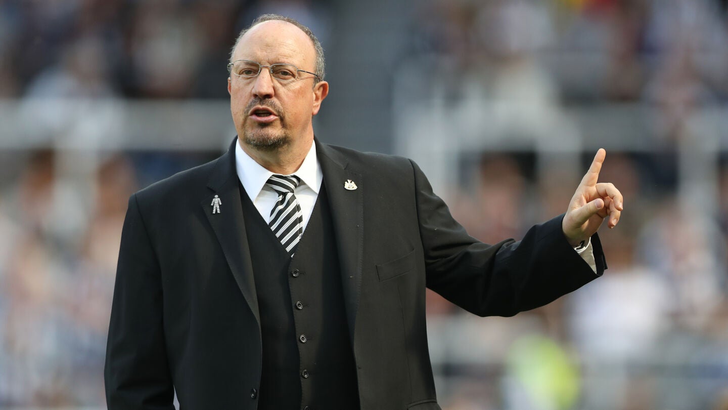 Rafa Ben&iacute;tez da instrucciones a sus jugadores desde la banda