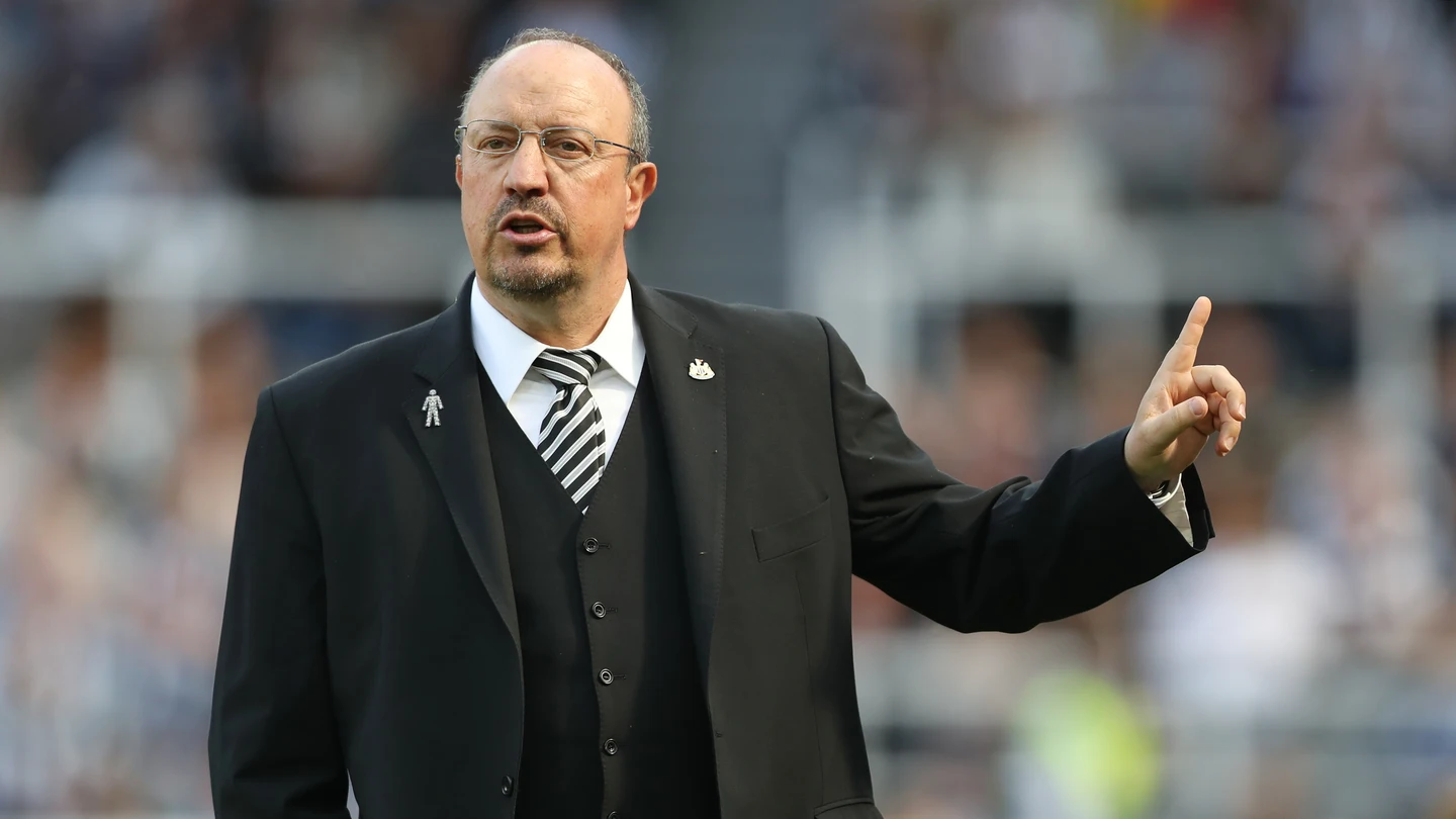 Rafa Benítez da instrucciones a sus jugadores desde la banda Rafa Benítez da instrucciones a sus jugadores desde la banda