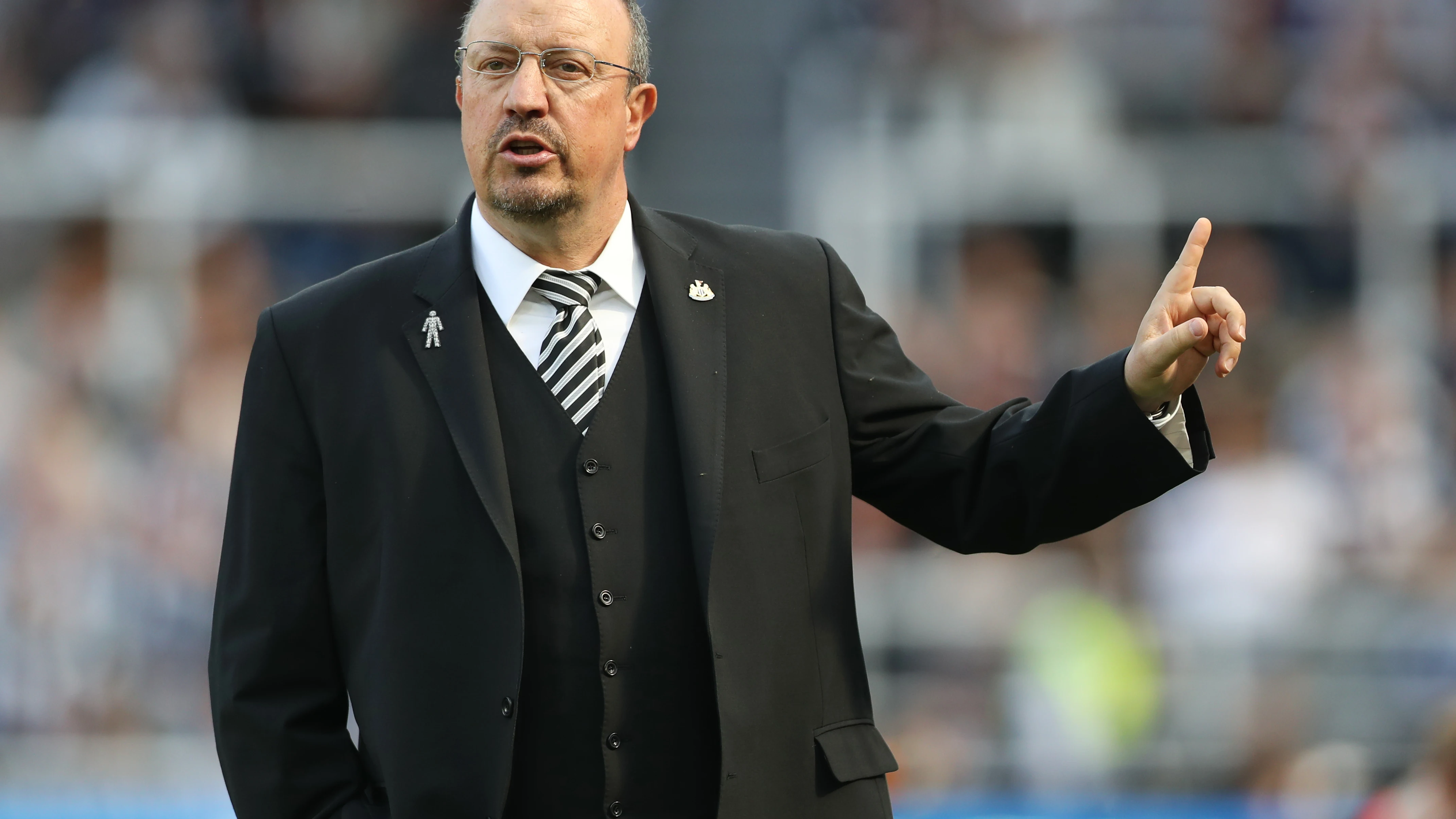 Rafa Benítez da instrucciones a sus jugadores desde la banda