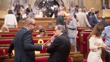 El presidente de la Generalitat de Cataluña, Quim Torra (d) y el conseller de Interior, Miquel Buch 