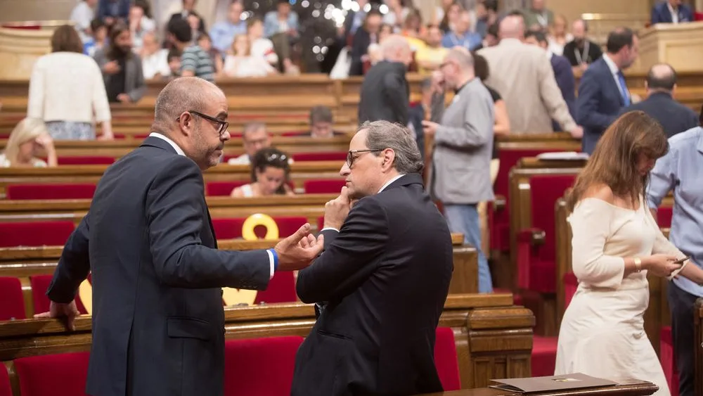 El presidente de la Generalitat de Cataluña, Quim Torra (d) y el conseller de Interior, Miquel Buch 