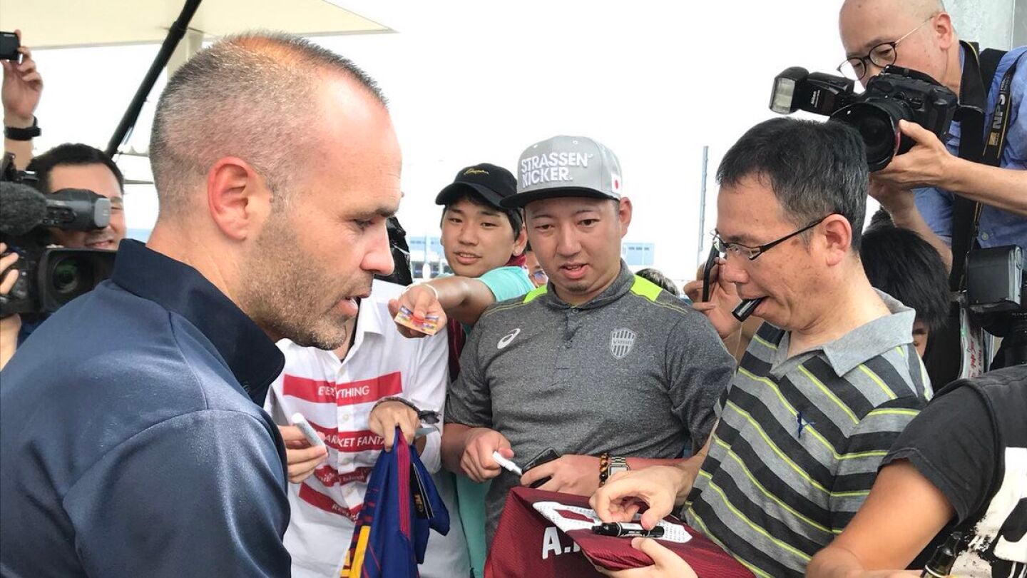Iniesta firma aut&oacute;grafos a su llegada a Jap&oacute;n