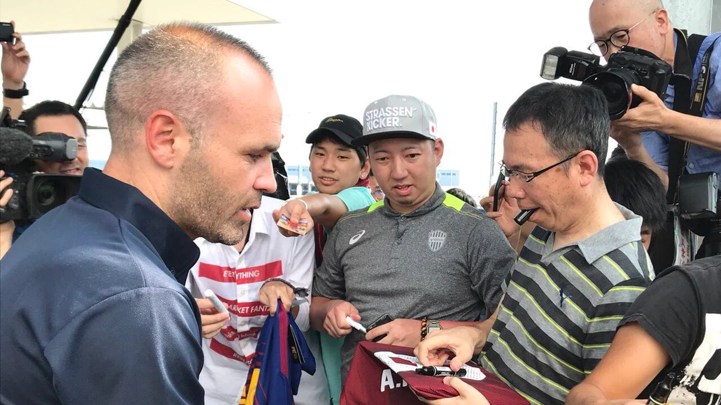 Iniesta firma autógrafos a su llegada a Japón Iniesta firma autógrafos a su llegada a Japón