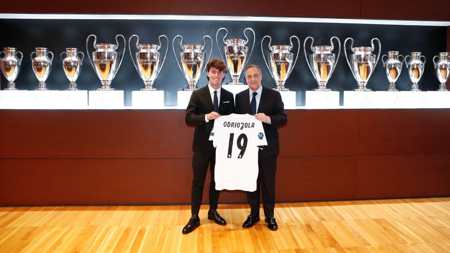 &Aacute;lvaro Odriozola posa junto a Florentino P&eacute;rez con su nueva camiseta