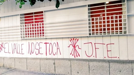 Pintadas falangistas en la sede del PSOE Pintadas falangistas en la sede del PSOE