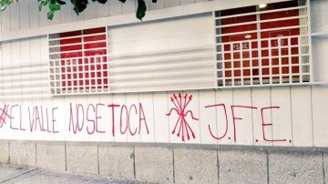 Pintadas falangistas en la sede del PSOE