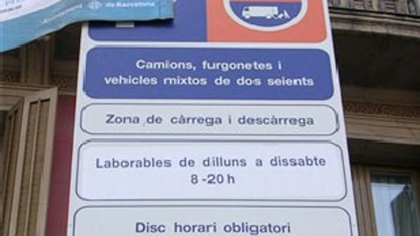 Señal de tráfico escrita sólo en catalán Señal de tráfico escrita sólo en catalán