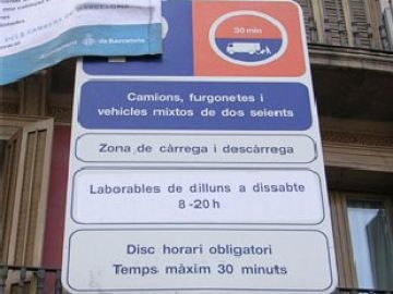 Señal de tráfico escrita sólo en catalán Señal de tráfico escrita sólo en catalán