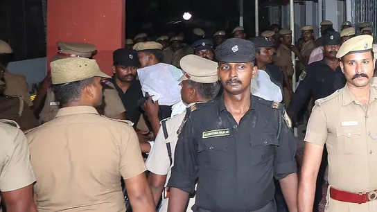 Policía de la India Policía evitando que la gente agreda a un violador en La India