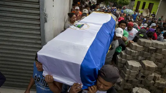 Masaya da último adiós a un joven nicaragüense muerto Masaya da último adiós a un joven nicaragüense muerto en defensa de las barricadas
