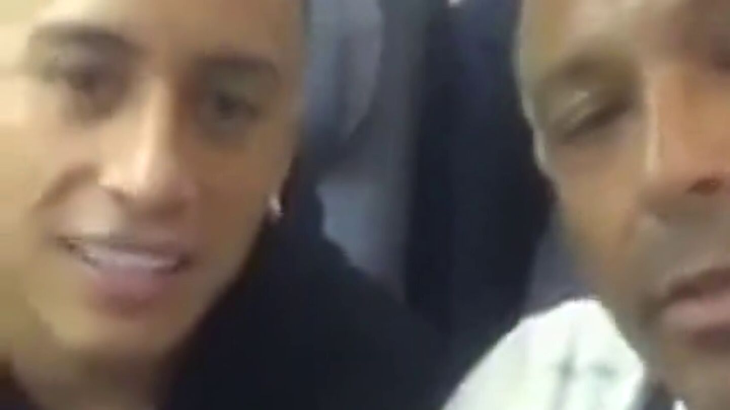 La agresi&oacute;n verbal de un aficionado al futbolista peruano Christian Cueva en su vuelo a Rusia