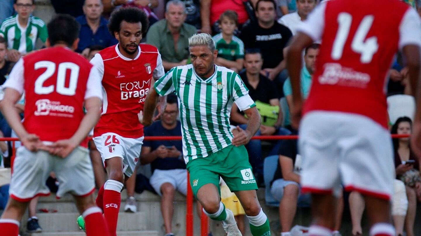 Joaqu&iacute;n conduce el bal&oacute;n ante el Sporting de Braga