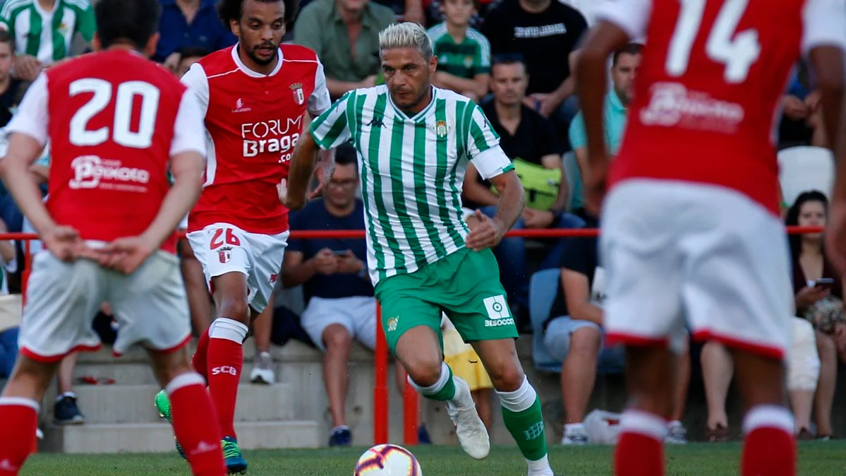 Joaquín conduce el balón ante el Sporting de Braga