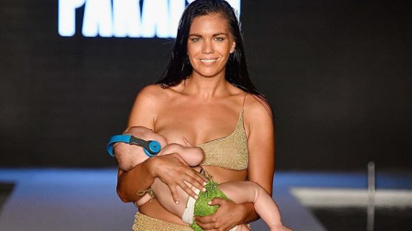 La modelo Mara Martin amamantando a su hija