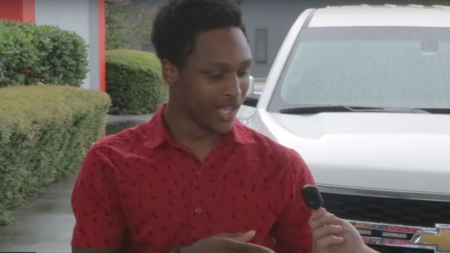 Momento en el que Walter Carr recibe las llaves de su nuevo coche