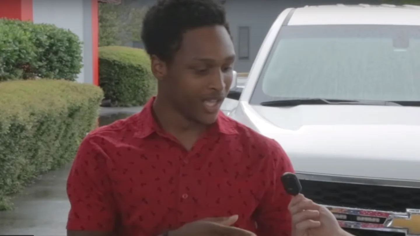 Momento en el que Walter Carr recibe las llaves de su nuevo coche Momento en el que Walter Carr recibe las llaves de su nuevo coche