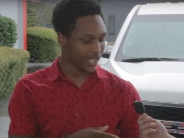 Momento en el que Walter Carr recibe las llaves de su nuevo coche Momento en el que Walter Carr recibe las llaves de su nuevo coche