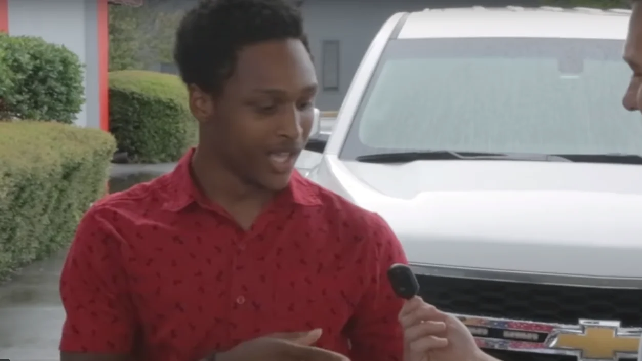 Momento en el que Walter Carr recibe las llaves de su nuevo coche