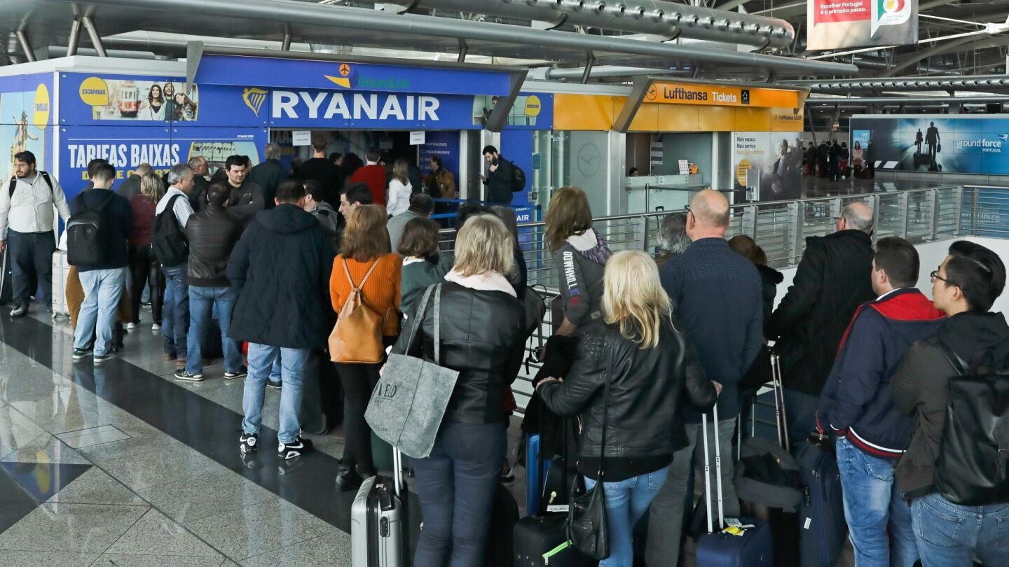 Imagen de archivo de pasajeros haciendo cola en una ventanilla de la compa&ntilde;&iacute;a a&eacute;rea Ryanair 